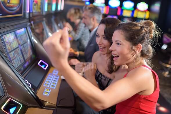 mujeres jugando a tragaperras